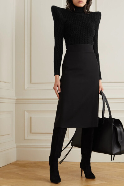 Balenciaga 这款高领毛衣于品牌 2020 秋冬秀场上首次亮相，并凭借其尤具戏剧张力的三角形垫肩轻松赢得众人关注。诞生于意大利的它，以触感细腻、带有绞花针织效果的天鹅绒制成，上身修身。不妨搭配铅笔半身裙和及膝…