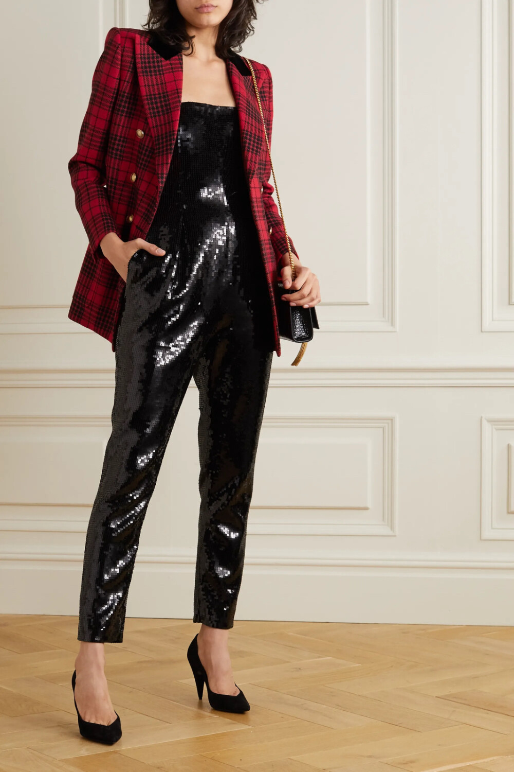 在 saint laurent 2020 秋冬大秀中,这款西装外套一出场,便奠定了整场