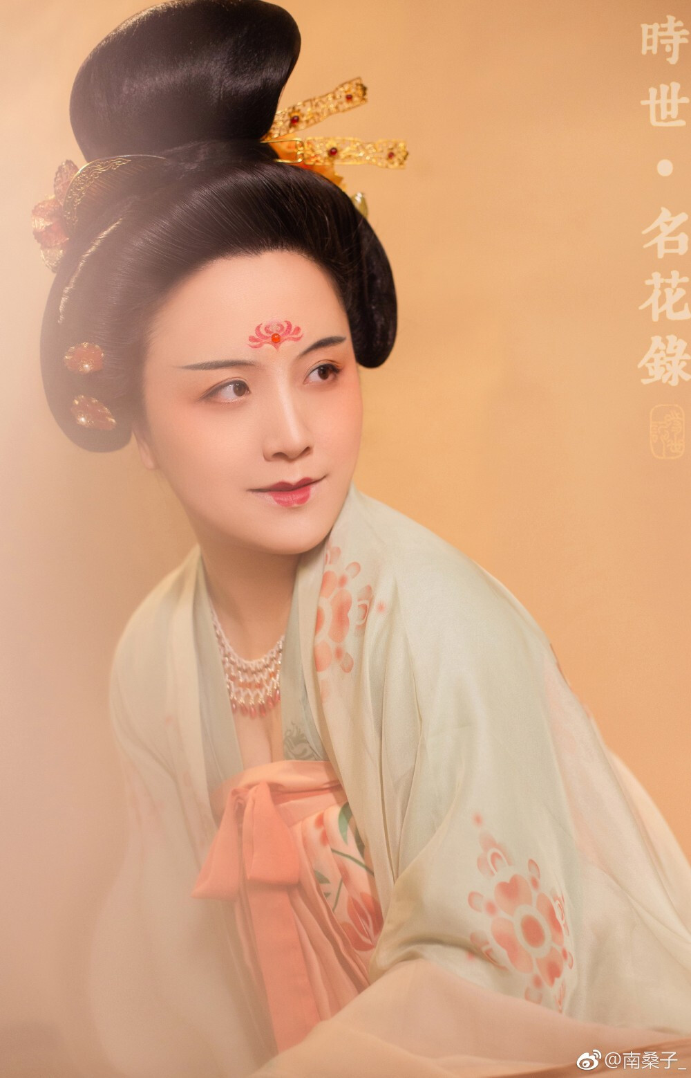 「朱颜醉」
芙蓉不及美人妆
水殿风来珠翠香
--- 时世记.客集
出镜\李荻
出片@南桑子_
- 时世记古典美学设计 - ​​​