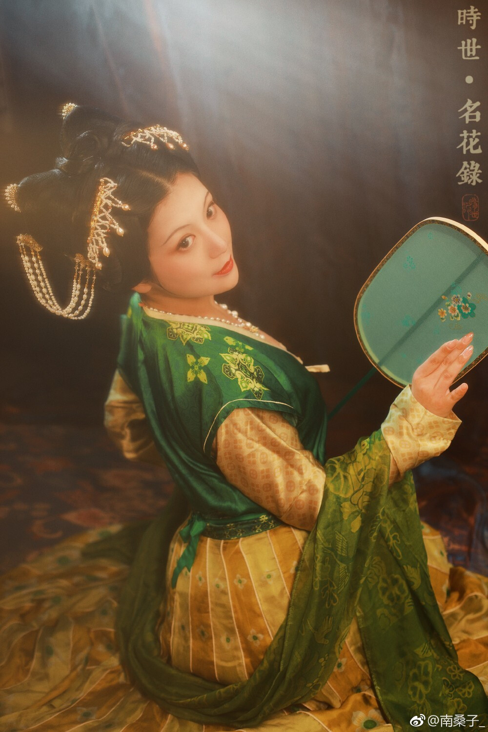 「灵猫」
灵猫初现凡尘世，坐对青峰结翠鬟
不慕繁华不为恩，自爱人间万种春
缘起缘生皆有因，有情人命不可得
妩媚难诉心肠事，断尾舍身全他人
修为散尽莫笑痴，明如幻义万事空
出镜仙女@莲漪lenne
出品学员@南宫芊茉
辅导老师@南桑子_
---时世记古典美学---