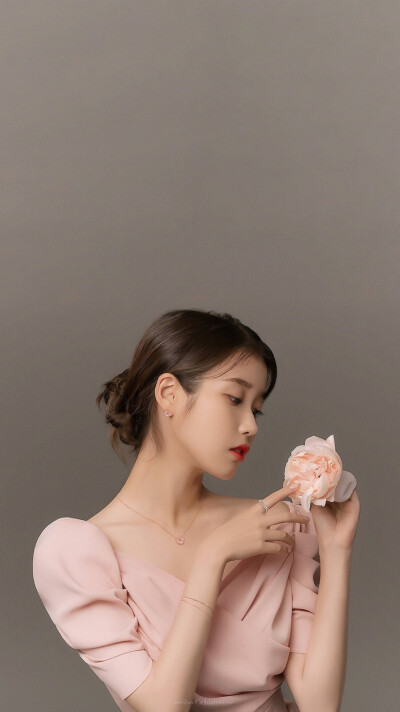 IU | J.Estina
cr:边五爷