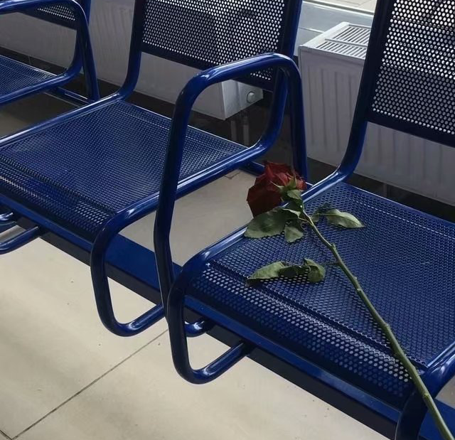  暧昧是什么？就是当所有人都以为你们在一起了，只有你知道你们的距离。