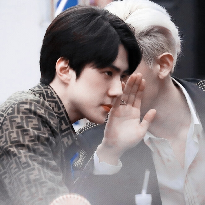 
夜晚潮湿 地面潮湿 空气寂静 树林沉默
