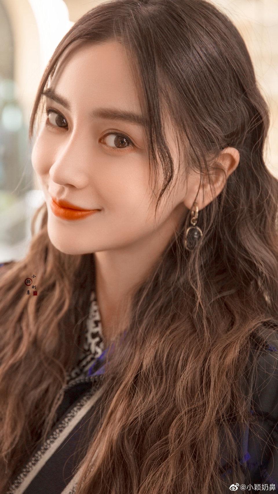 杨颖（Angelababy），1989年2月28日出生于上海市，华语影视女演员、时尚模特。2003年，Angelababy以模特身份在香港出道。2007年，她开始将工作重心转向大银幕。2011年在爱情片《夏日乐悠悠》中首次担任女主角。2012年凭借言情片《第一次》获得第13届华语电影传媒大奖最受瞩目女演员奖。2014年凭借真人秀《奔跑吧兄弟》赢得广泛关注；同年，她还因出演古装片《狄仁杰之神都龙王》获得第21届北京大学生电影节最受欢迎女演员奖。2015年，其主演的冒险片《鬼吹灯之寻龙诀》票房突破16亿人民币，而她也凭借该片获得第33届大众电影百花奖最佳女配角奖。2017年其主演的古装剧《孤芳不自赏》取得全国同时段电视剧收视冠军。创业时代。