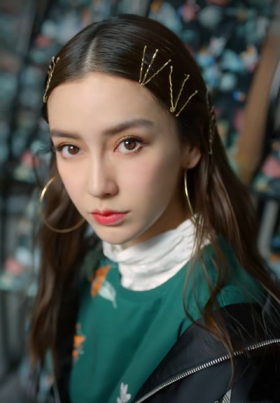 杨颖（Angelababy），1989年2月28日出生于上海市，华语影视女演员、时尚模特。2003年，Angelababy以模特身份在香港出道。2007年，她开始将工作重心转向大银幕。2011年在爱情片《夏日乐悠悠》中首次担任女主角。2012年凭借言情片《第一次》获得第13届华语电影传媒大奖最受瞩目女演员奖。2014年凭借真人秀《奔跑吧兄弟》赢得广泛关注；同年，她还因出演古装片《狄仁杰之神都龙王》获得第21届北京大学生电影节最受欢迎女演员奖。2015年，其主演的冒险片《鬼吹灯之寻龙诀》票房突破16亿人民币，而她也凭借该片获得第33届大众电影百花奖最佳女配角奖。2017年其主演的古装剧《孤芳不自赏》取得全国同时段电视剧收视冠军。创业时代。