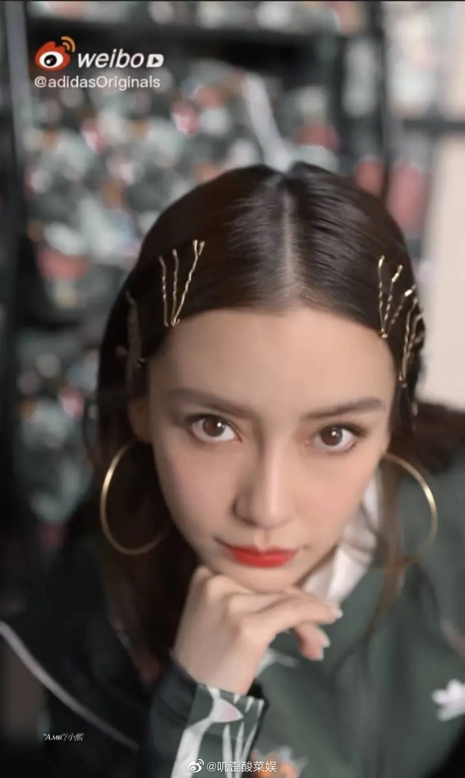 杨颖（Angelababy），1989年2月28日出生于上海市，华语影视女演员、时尚模特。2003年，Angelababy以模特身份在香港出道。2007年，她开始将工作重心转向大银幕。2011年在爱情片《夏日乐悠悠》中首次担任女主角。2012年凭借言情片《第一次》获得第13届华语电影传媒大奖最受瞩目女演员奖。2014年凭借真人秀《奔跑吧兄弟》赢得广泛关注；同年，她还因出演古装片《狄仁杰之神都龙王》获得第21届北京大学生电影节最受欢迎女演员奖。2015年，其主演的冒险片《鬼吹灯之寻龙诀》票房突破16亿人民币，而她也凭借该片获得第33届大众电影百花奖最佳女配角奖。2017年其主演的古装剧《孤芳不自赏》取得全国同时段电视剧收视冠军。创业时代。