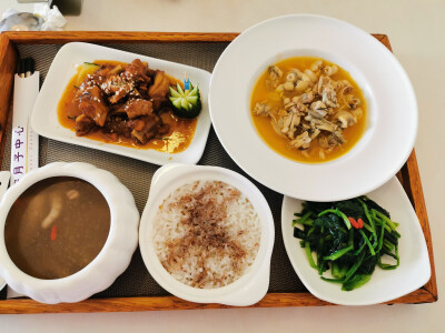 月子餐：鸡爪汤，蜂蜜排骨，田鸡金针菇