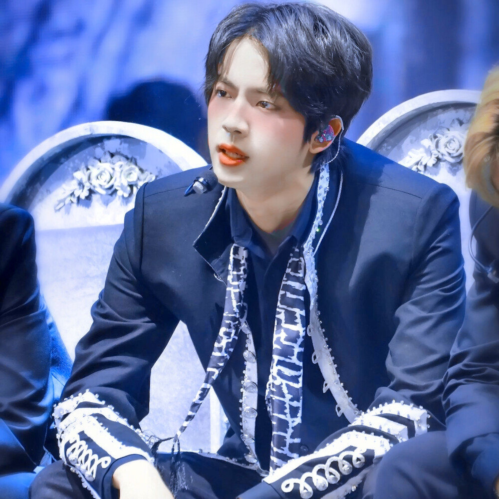 *酒神。
金硕珍 ©边溺