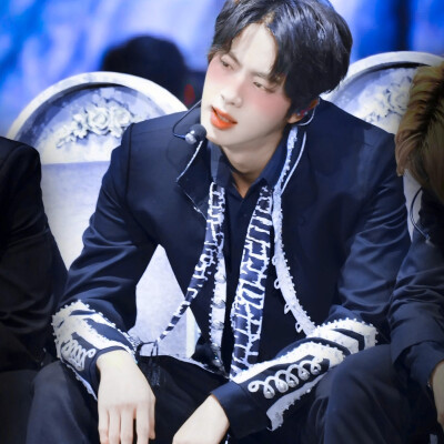 *酒神。
金硕珍 ©边溺