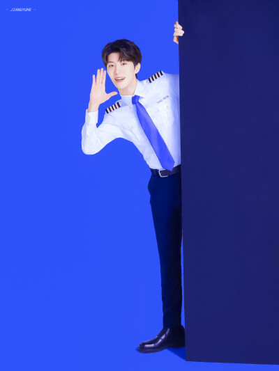 Hi，您的帅哥机长来了 ฅ( ̳• ◡ • ̳)ฅ
◇ 范丞丞 | 许祎