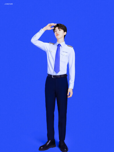 Hi，您的帅哥机长来了 ฅ( ̳• ◡ • ̳)ฅ
◇ 范丞丞 | 许祎