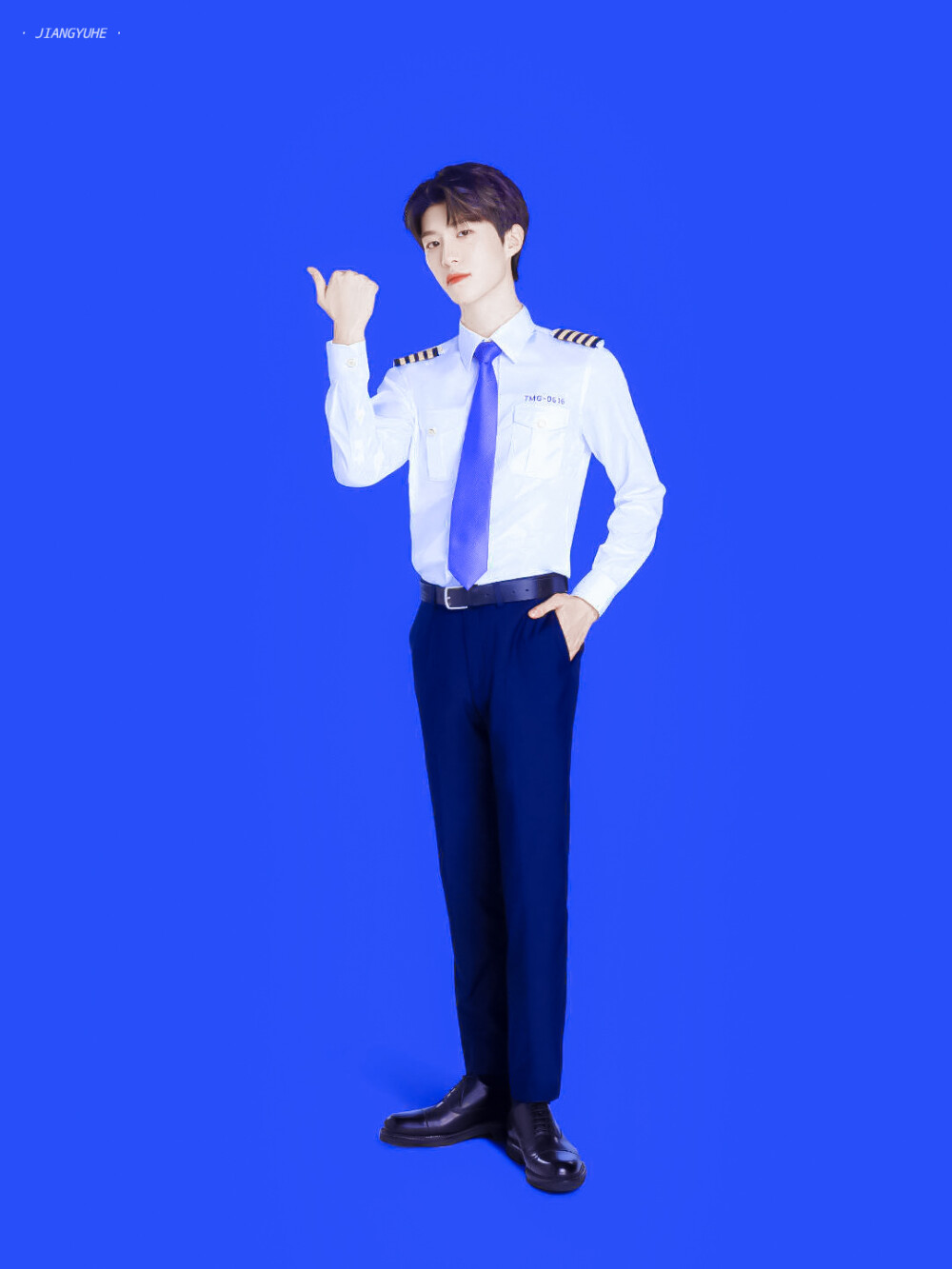 Hi，您的帅哥机长来了 ฅ( ̳• ◡ • ̳)ฅ
◇ 范丞丞 | 许祎