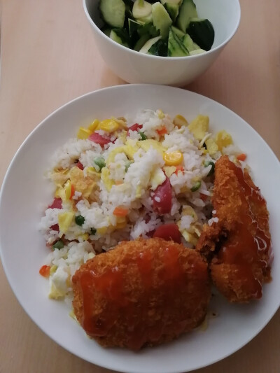 什锦炒饭+炸鱼排+凉拌黄瓜=午餐