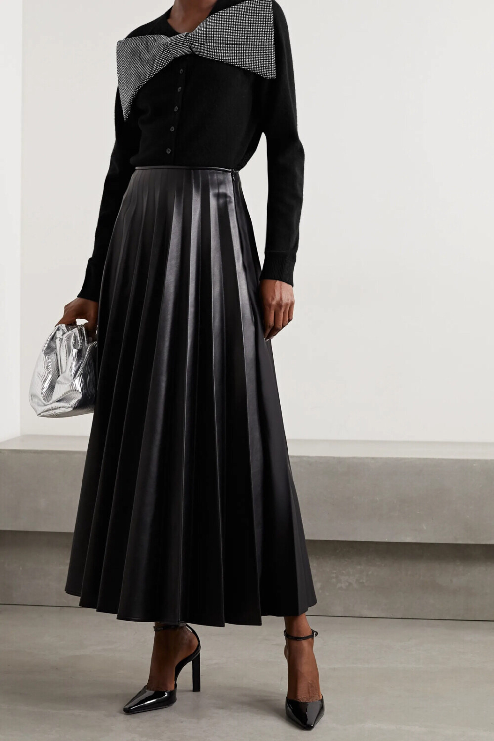 新颖有趣的廓形一直是 Christopher Kane 不断探索的设计课题——品牌 2020 秋冬系列便大量运用三角形元素，来歌颂女性的坚韧品质和强大力量。这款开襟衫以美利奴羊毛羊绒混纺面料制成，短款衣身采用修身剪裁，缀满水晶的蝴蝶结醒目惹眼。你亦可卸下这枚闪亮缀饰，打造更为简约的造型。