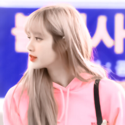  “渺小的虫子，也配仰望星空。”
——Lisa
原截dt小黄君 cr.苏稚童