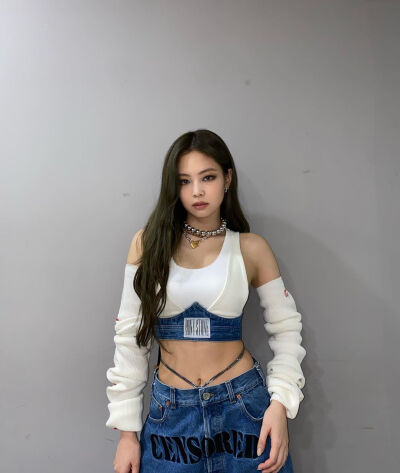 牛仔裤打歌服 jennie