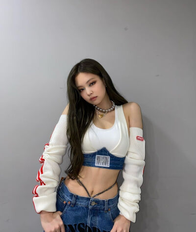 牛仔裤打歌服 jennie