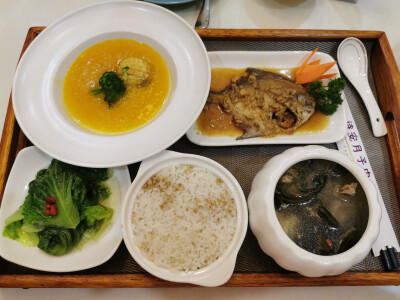 月子餐：海带排骨汤