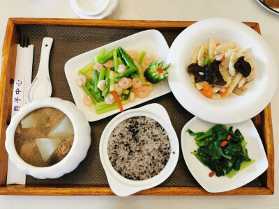 月子餐：鸭肉萝卜红枣汤，山药，芦笋，青菜