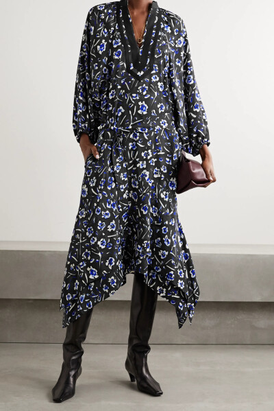 Tory Burch 这款连衣裙印有出自美国艺术家 Francesca DiMattio 之手的精美花卉，充满复古的浪漫主义。单品来自 2020 秋冬系列，以绉纱精心裁就，V 字领口设有罗缎边饰，宽大衣袖和不对称的飘逸裙摆尽显优雅浪漫。不…