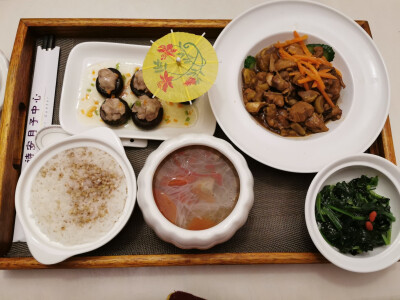 月子餐：番茄牛肉粉丝汤，栗子烧鸡，菠菜