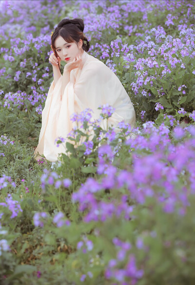 春日青山如黛.碧水泛蓝.夏日霞光万点.飞珠溅玉.秋日芦花吐白.稻果飘香.冬日远山霁雪.凝华万迭。