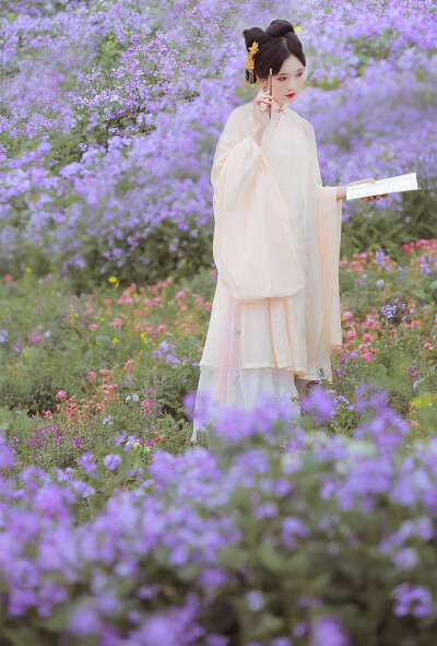 春日青山如黛.碧水泛蓝.夏日霞光万点.飞珠溅玉.秋日芦花吐白.稻果飘香.冬日远山霁雪.凝华万迭。