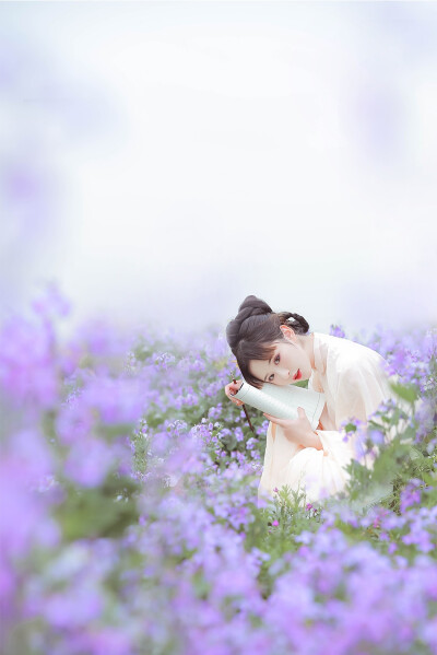 春日青山如黛.碧水泛蓝.夏日霞光万点.飞珠溅玉.秋日芦花吐白.稻果飘香.冬日远山霁雪.凝华万迭。