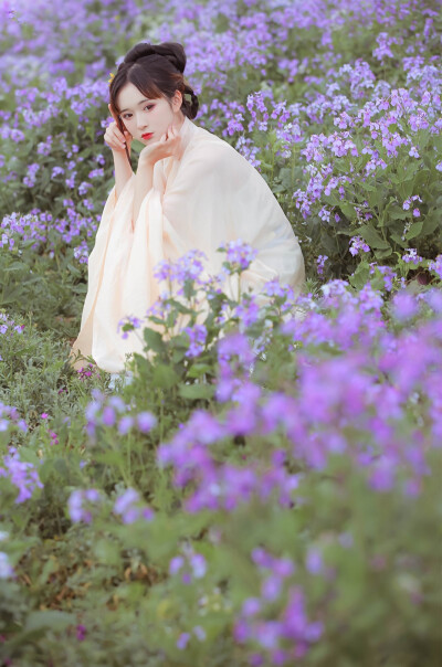 春日青山如黛.碧水泛蓝.夏日霞光万点.飞珠溅玉.秋日芦花吐白.稻果飘香.冬日远山霁雪.凝华万迭。