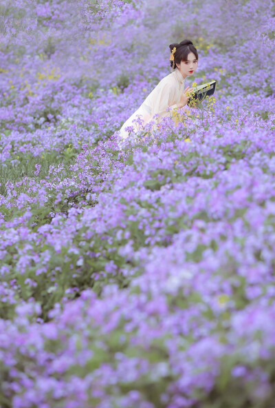 春日青山如黛.碧水泛蓝.夏日霞光万点.飞珠溅玉.秋日芦花吐白.稻果飘香.冬日远山霁雪.凝华万迭。