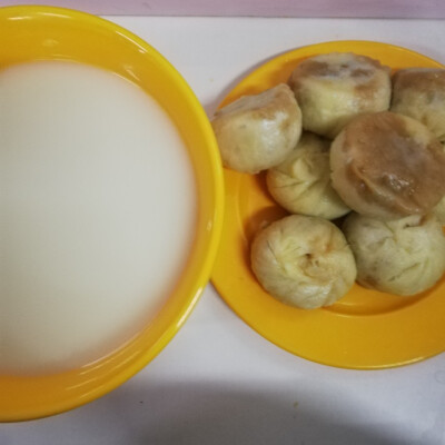 伊师の食
早餐 小笼包
虽然看着多
但确实是很小
一口一个