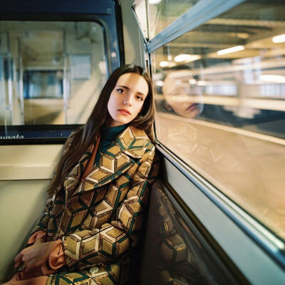 Stacy Martin
斯塔西·马汀(Stacy Martin)，1991年1月1日出生于法国巴黎 ，英国模特、演员。
2013年，模特出身的斯塔西·马汀出演的《女性瘾者:第一部》和《女性瘾者:第二部》上映，她也因在片中的表演获得丹麦影评人…