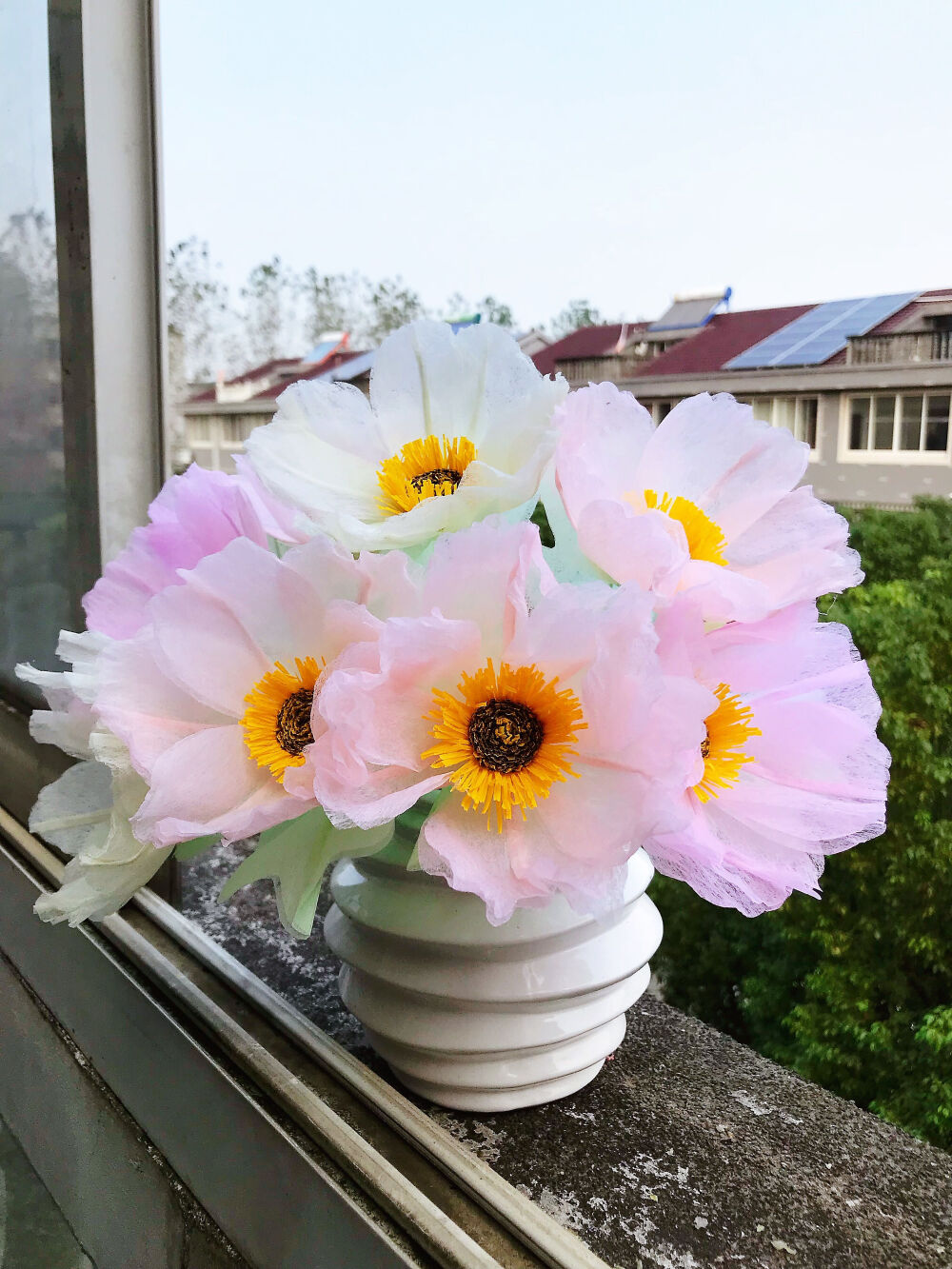 今天的这款小花真是不知道该叫什么才好，既像虞美人，又像芙蓉花，所以直到现在我也不知道该怎么称呼它，总之，它让星期二都温柔起来啦[求抱抱]