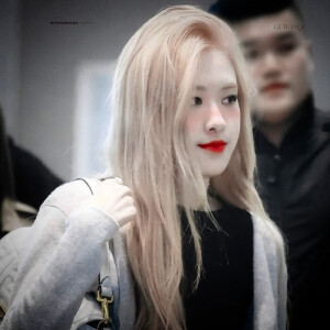 ：澳 洲 野 玫 瑰／▲




朴彩英rosé头像
原图源id可二改Pr
（是站子的图但是她没标我不知道，站子见左上水印）
：第一次尝试这种风格，修的不好别喷