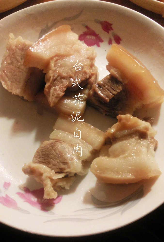 【蒜泥白肉】
“不用焯水 不油腻的台式风味蒜泥白肉 以蒸的方式去油 软化肉质 吃起来一点都不柴 稍带甜口的蘸酱 带出了猪肉的原汁原味 ”
菜谱作者：@北京大福的貓生活