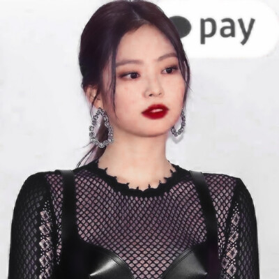 ：__
一起吹过晚风的人大概会记得久一点
新闻图 JENNIE