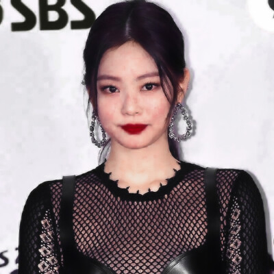 ：__
一起吹过晚风的人大概会记得久一点
新闻图 JENNIE