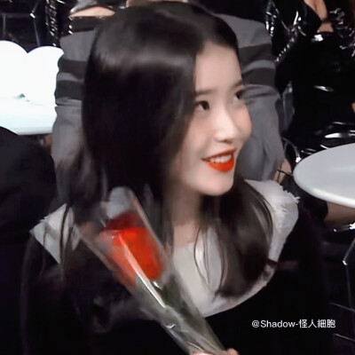 红玫瑰
│iu 李知恩
©边溺
原艾AI琳