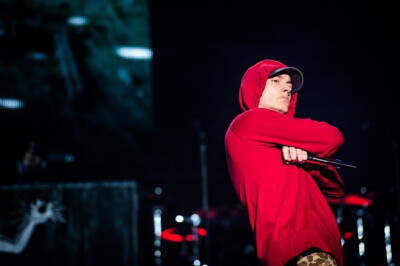 Eminem
想把tx那的快三千张全整过来，累了