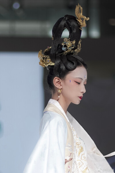 华裳九州
心心哥哥
裳宫语汉服
叶初婳
