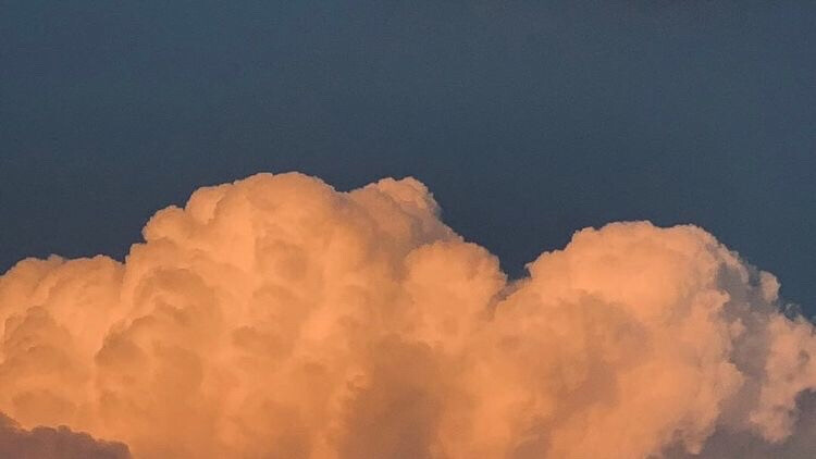 “秋风万里动，日暮黄云高”
Autumn wind is moving for thousands of miles, and yellow clouds are high at dusk.