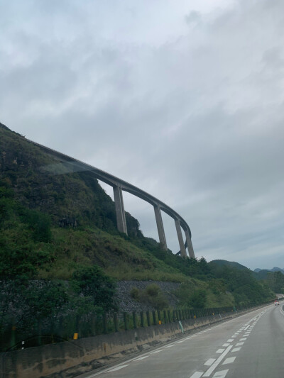 清远山区的盘山路“好de别”（跟瑶寨某导游学的蹩脚普通话）