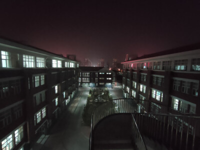 美好的大学生活，夜里的校园美景，俯瞰大地发现即使封校也阻挡不了我的快乐！！！