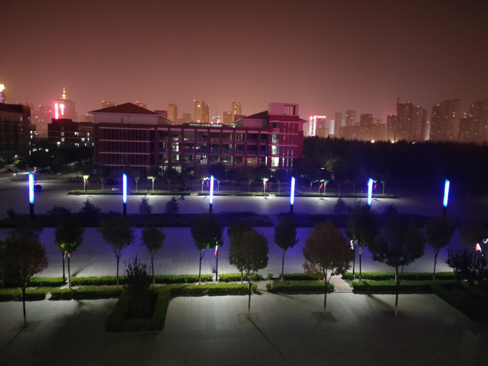 美好的大学生活，夜里的校园美景，俯瞰大地发现即使封校也阻挡不了我的快乐！！！