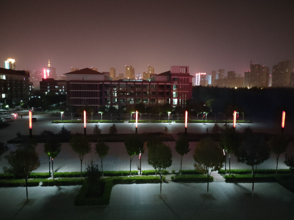 美好的大学生活，夜里的校园美景，俯瞰大地发现即使封校也阻挡不了我的快乐！！！