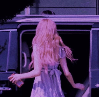 rosé 朴彩英 背影杀