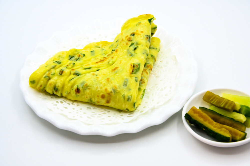 鸡蛋饼 小麦 白面 鸡蛋 蛋 卵 韭菜 葱 黄瓜 萝卜 调料 烤 烤饼 菜饼子 蔬菜饼 蔬菜 食物 食品 面食 小麦制品 美味 品尝 小菜 咸菜 咸 味道 地方 中国 白色背景 焦化 饭 吃 美食 主食 圆形 膳食 熟食 饮食文化 小吃 传统 容器 白色瓷盘 瓷碗 小瓷碗 白色 吸油纸 花样 图案
