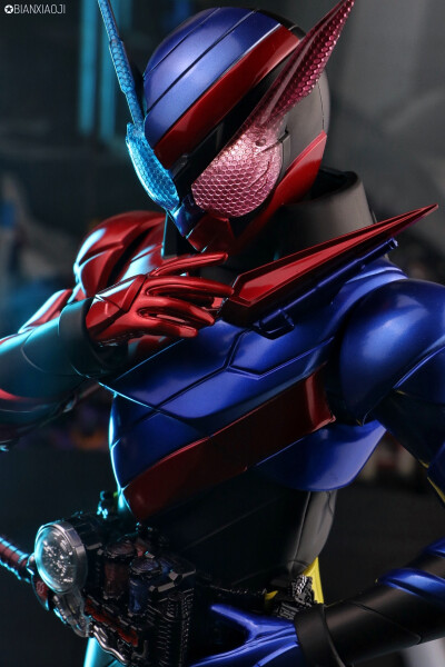 红与蓝的搭配。