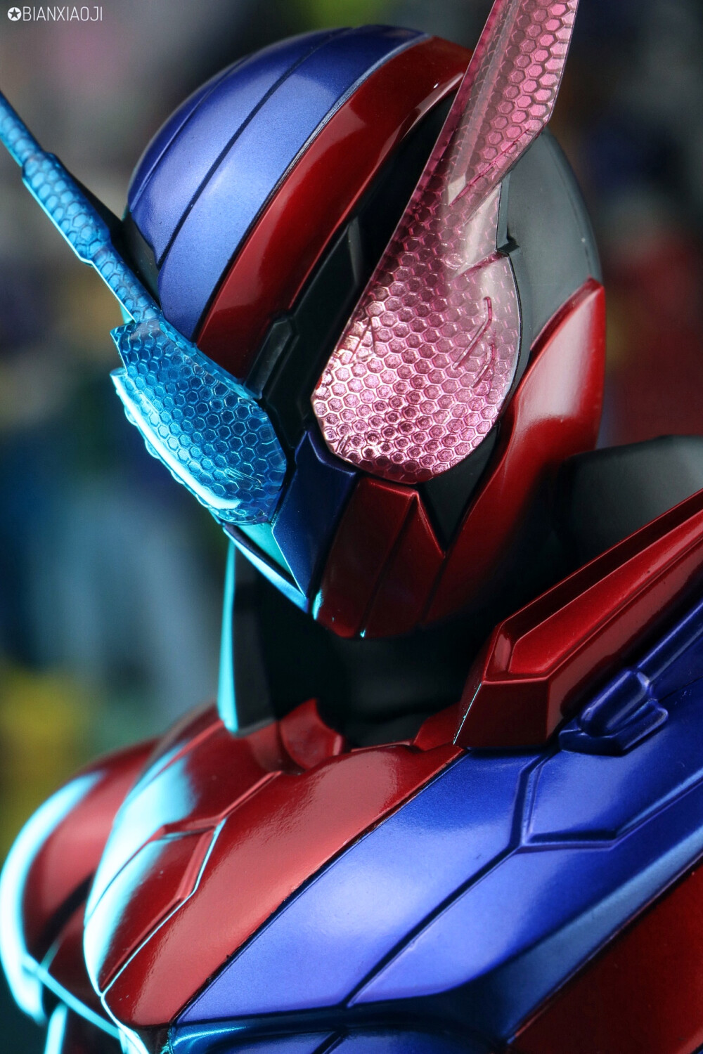 红与蓝的搭配。