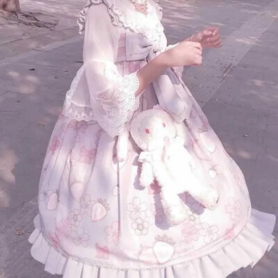 真人.女头
_
ᵀʰᵉ ᶠⁱᶠᵗʰ ˡᵉᵗᵗᵉʳ ᵐᵃʸ ᵇᵉ ᵗⁱᵐᵉ ᵗᵒ ʲᵘˢᵗ ʸᵒᵘʳ ᵉʸᵉˢ ˢᵐⁱˡⁱⁿᵍ.
可能时间刚好，你眼角带笑